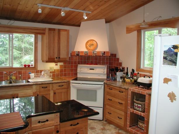 O projeto original de colocar móveis e eletrodomésticos em uma pequena cozinha em uma casa de campo