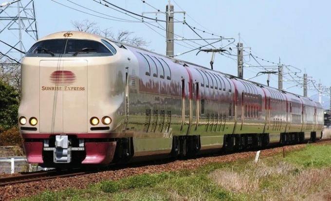 trem de noite com longa distância carros double-decker dormir (Japão).
