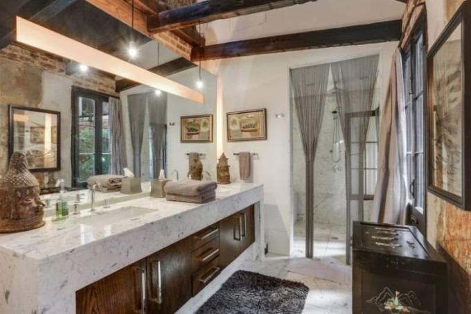 A casa de banho é feito no mesmo estilo como todo o interior.