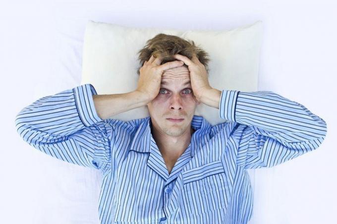Estresse durante o dia - a causa da falta de sono durante a noite.