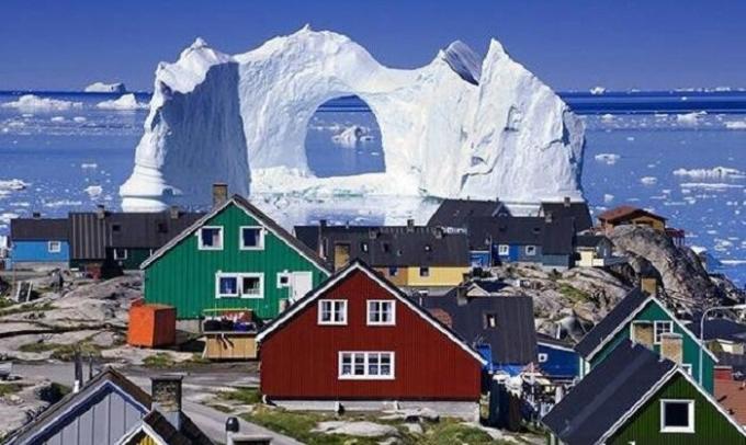 Cidade Longyearbyen é famosa mundialmente por casas coloridas incomuns.