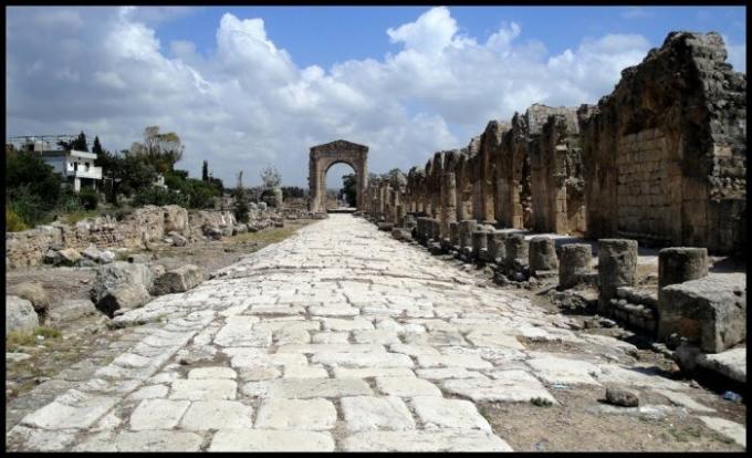 Os romanos foram capazes de construir uma estrada que existe até hoje
