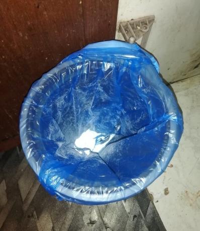 saco de lixo dentro de um balde, que o pó de lavagem sypim
