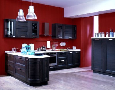 A combinação do marrom no interior da cozinha com o branco e o vermelho rico