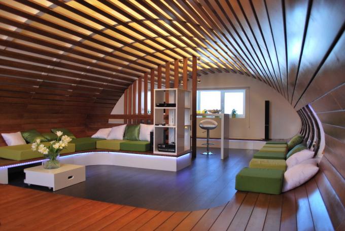O layout original de madeira para a cozinha, combinado com a sala de estar