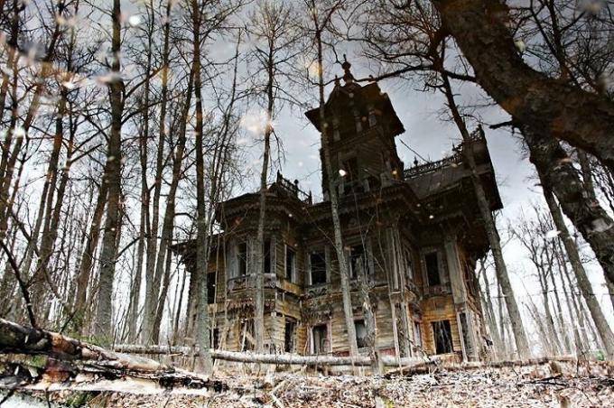 Casa abandonada na região Chukhloma Kostroma. | Foto: 44srub.ru.