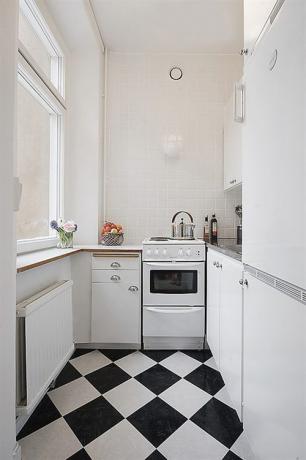 Cozinha estreita branca com azulejos