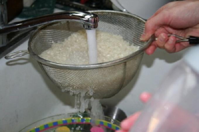 Lave o arroz em uma peneira confortável com água corrente.