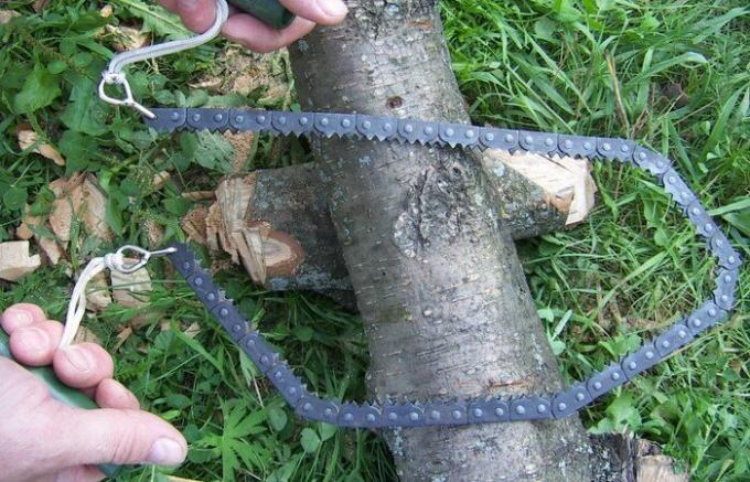 Um simples corte de uma cadeia de uma moto-serra para serrar toras.