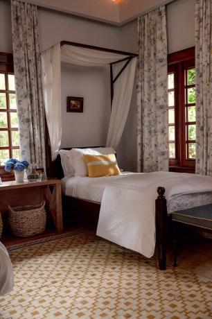 quartos confortáveis, decorados em estilo espanhol, com paredes caiadas de branco e janelas de madeira escura. | Foto: Thiago Molinos (Tiago Molinos).