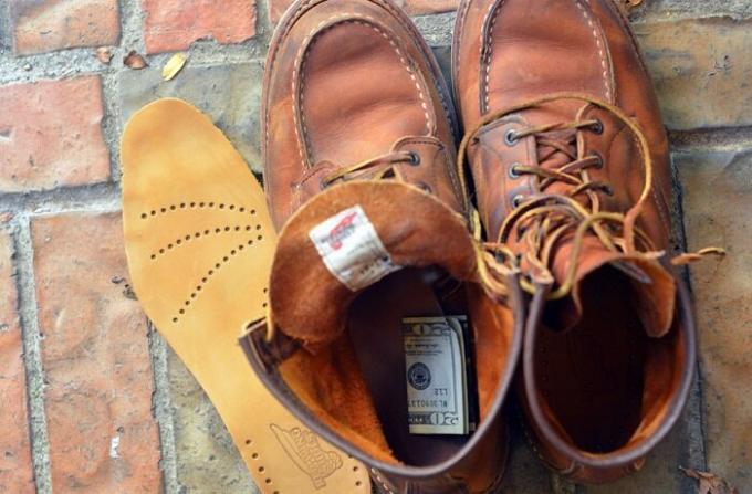 
Poupança pode ser colocado sob a palmilha em uma bota velha. / Foto: gkd.ru. 