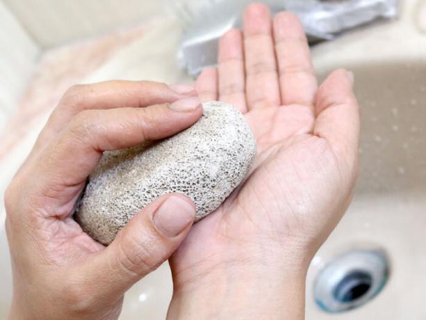 A maneira mais simples de remover super cola da pele mesmo quando ele está completamente seco
