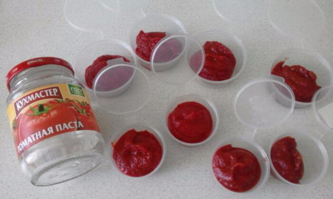 Polpa de tomate em recipientes de plástico descartáveis.