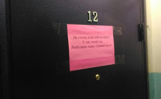Ameaçando post sobre a porta irá proteger seu apartamento de intrusos.
