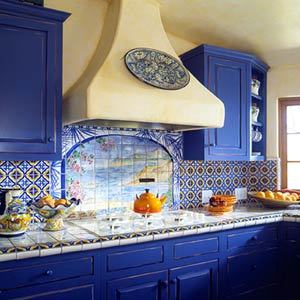 Foto de uma cozinha azul em um fundo de paredes claras