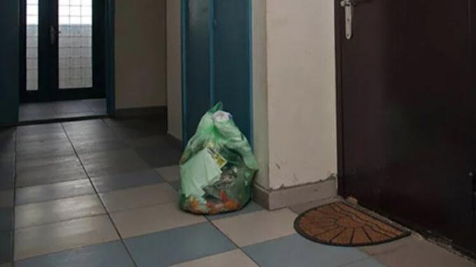 Esposa Umnichka, vizinhos desmamados Stand saco de lixo para o corredor comum, agora os resíduos não cheiro!