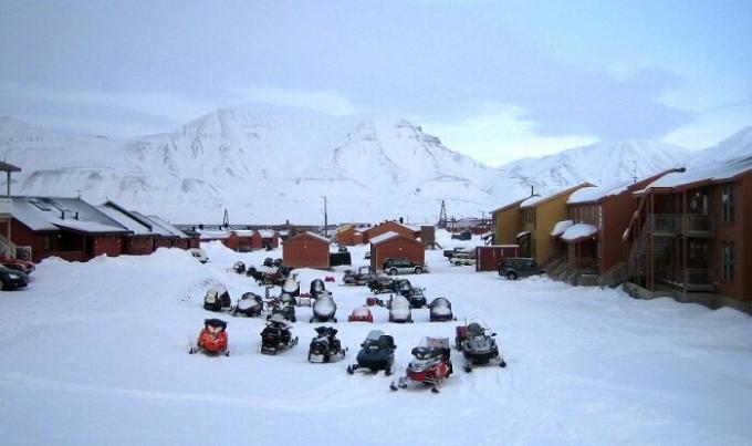 No inverno, todos os habitantes e turistas seguir em snowmobiles (Longyearbyen, Noruega).