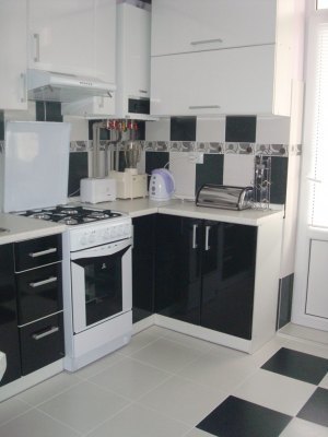 Piso de cozinha preto e branco com design quadriculado