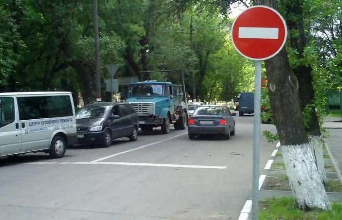 O que exceções existem para o motorista, se ele é até passar sob o "tijolo"