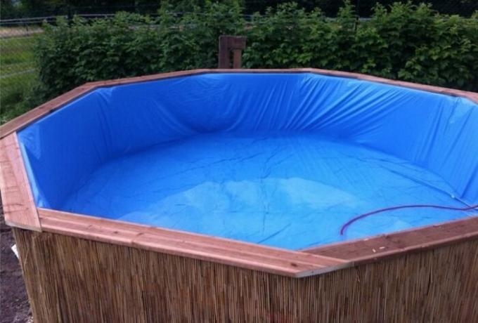 Entusiasta construiu uma piscina em uma residência de verão dos paletes de madeira habituais no projeto a partir da Internet