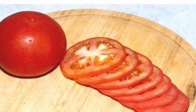 Tomates, corte em fatias.