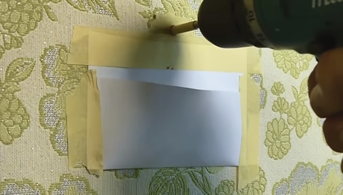 Bolso de papel e fita adesiva irá proteger papel de parede de poeira que surge quando a perfuração 