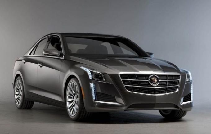 Americano sedan de classe empresarial Cadillac CTS de 2014. | Foto: cheatsheet.com.