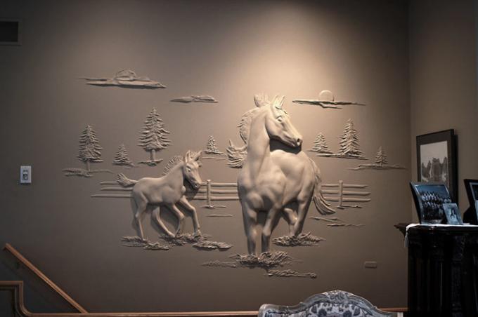 Cavalo e potro brincando um decoram das paredes da sala de estar. | Foto: pinterest.com.