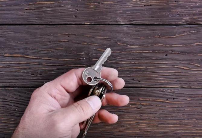 Por que as pessoas fazer mais um buraco nas chaves e aconselhados a repeti-los