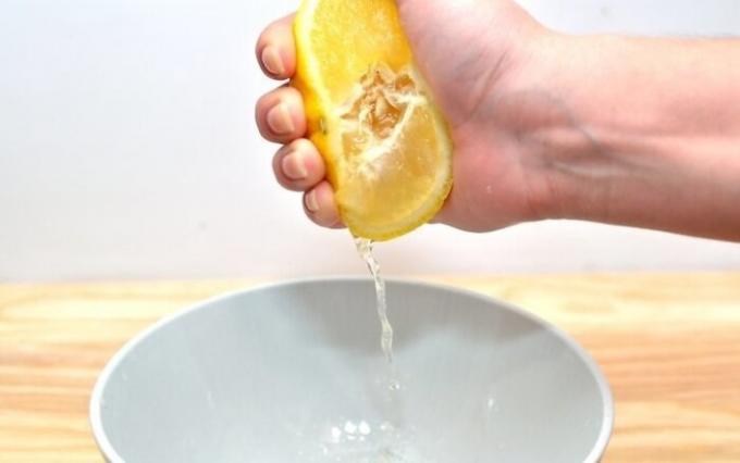O suco de limão irá adicionar tempero ao prato.