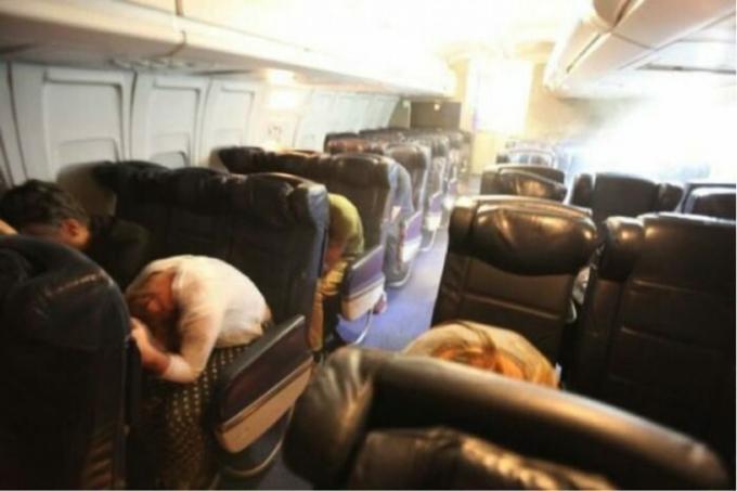 O que os passageiros são convidados a incline a cabeça para os joelhos em caso de aterragem de emergência.