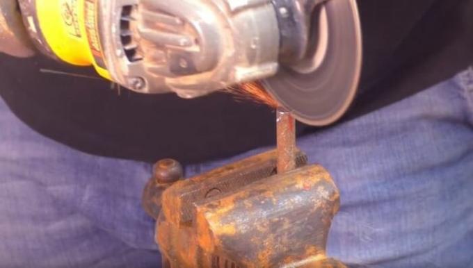 Perfurar um buraco e fazer uma incisão para a corrente da serra. | Foto: youtube.com.