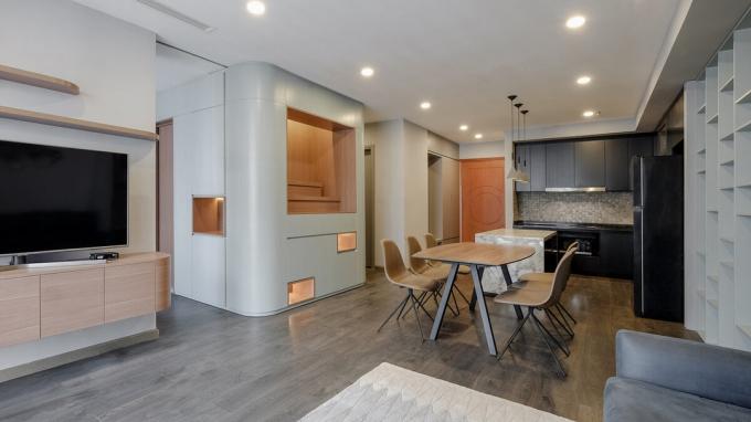 Moderno apartamento de 78 m² com armários "invisíveis" e portas