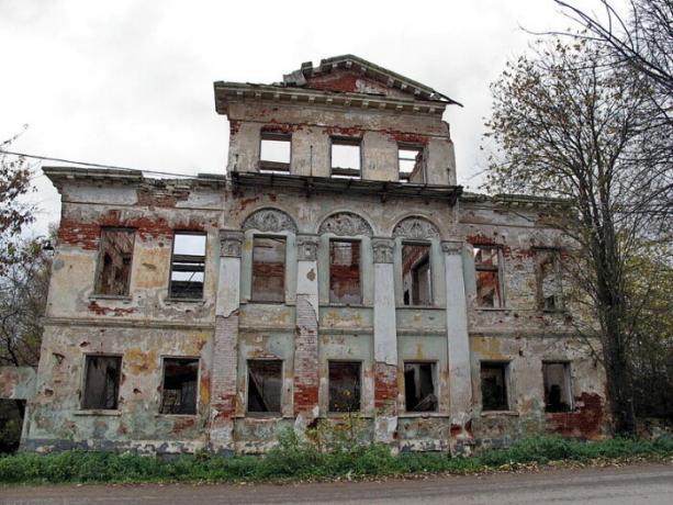 Desintegração mansão imperial. | Foto: deni-spiri.livejournal.com.