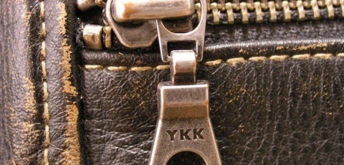 Letras «YKK» roupas decoradas e acessíveis e bolsas de grife caras.