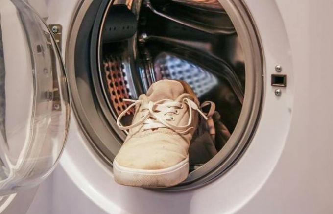Como lavar sapatos na máquina.