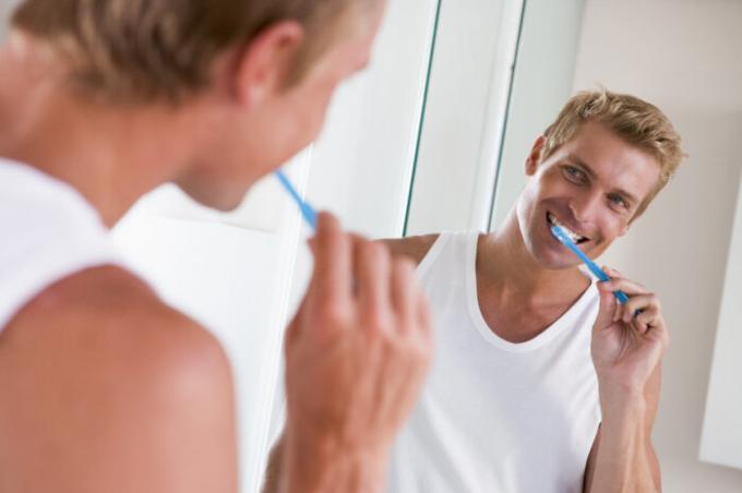Tomar um banho, não se esqueça de limpar cuidadosamente os dentes. Foto /: static5.depositphotos.com. 