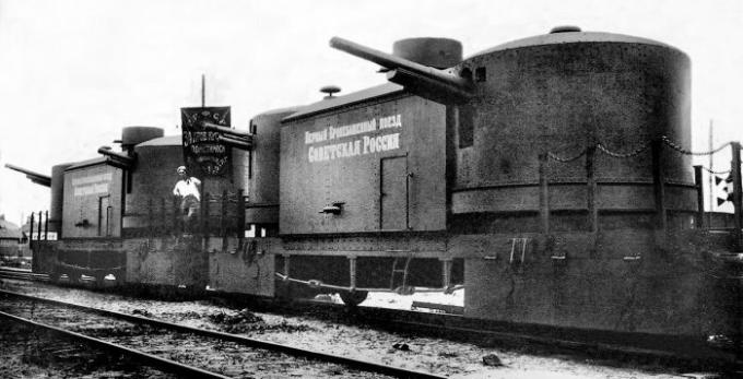 Tanques sobre carris: como foram construídos trem blindado russo