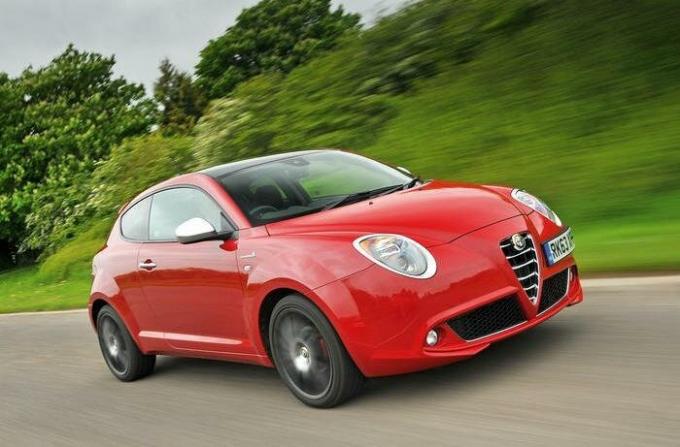 Italianos bonitos mini-hatchback Alfa Romeo Mito. | Foto: autocar.co.uk.