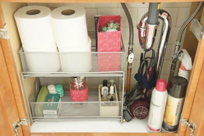 Qualitativamente organizar o armazenamento é possível, mesmo no menor banheiro.