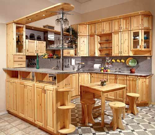 Cozinha para residência de verão em pinho (36 fotos): vídeo-instruções para a escolha de móveis de cozinha em madeira com as próprias mãos, preço, foto