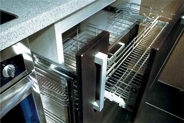 Gavetas modernas permitem que você organize seus utensílios de cozinha da forma mais conveniente possível.