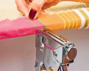 Você também pode puncionar grampos a partir do final - este método permite que você fixe o tecido de forma mais confiável, mas perde no lado estético