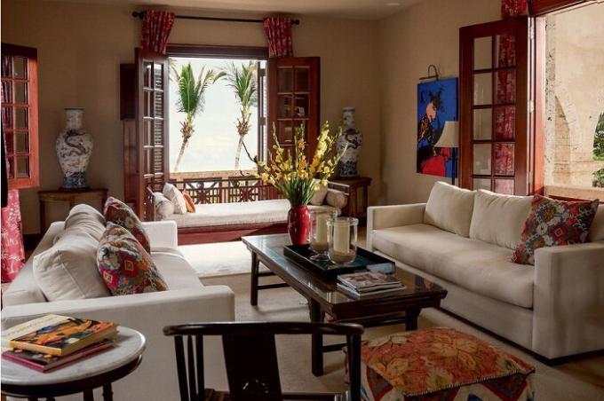 O interior da sala de estar: vasos antigos, importados da China, a imagem Dominicana artista Herman Perez, mobiliário elegante da Espanha. | Foto: Thiago Molinos (Tiago Molinos).