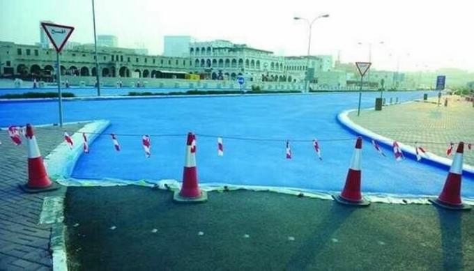 Por que as autoridades Qatar requerem pintura asfalto no azul