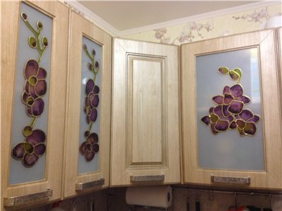 Os vitrais da cozinha ecoam o padrão do papel de parede