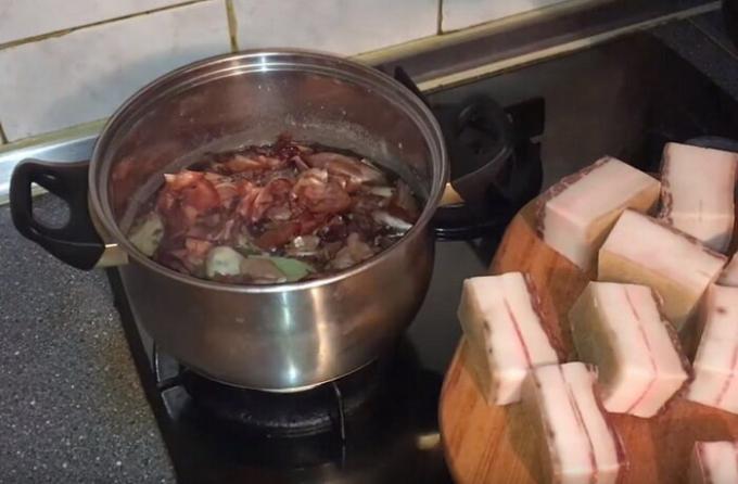 Bacon cortado cozinhar em cascas de cebola.