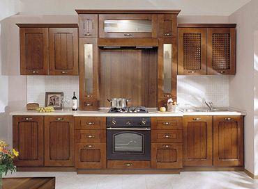 Cozinha de madeira - um conjunto em estilo clássico.