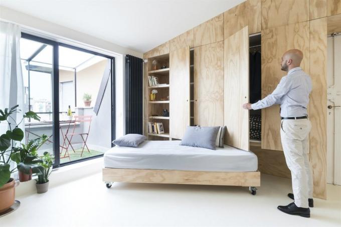 Odnushka 28 m² com um mobiliário feito por medida "mágica"