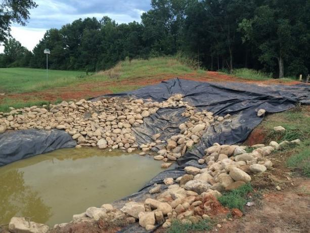 Inicialmente, todos nós pensamos que o vizinho está construindo uma piscina, mas ele girou em algo abruptamente